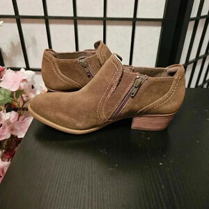 Earth boots NWOT‎